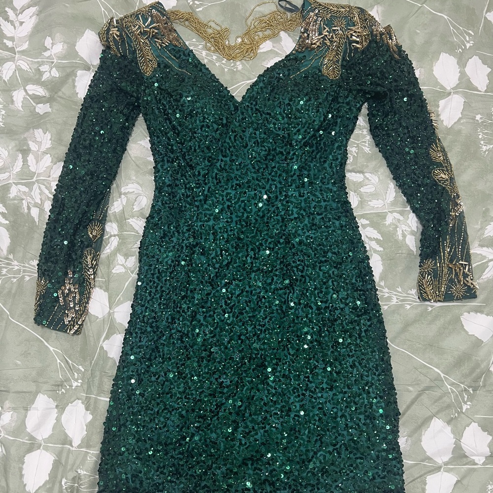 Long-Sleeve Emerald Sequin V-Neck Cocktail Dress